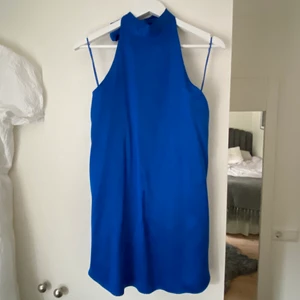 Satin klänning - Zara - Superfin halterneck klänning med öppen rygg och knytning i backen. I fint sidenmaterial från Zaras förra sommarkollektion. Endast använd ett fåtal gånger, storlek S 🦋