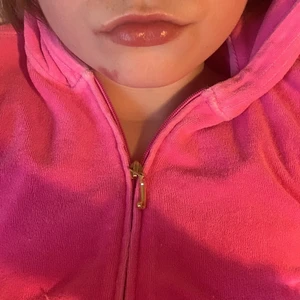 Juicy Couture  - Skrik rosa vintage juicy couture i barnstolek xxl passar xs pris kan diskuteras kan oxå byta mot något du säljer för samma pris :)