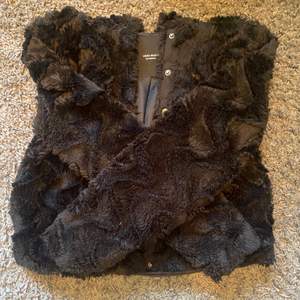 En jacka köpt hos Vero Moda i storlek M. Jackan är i fluffigt material och har en tillhörande luva! 