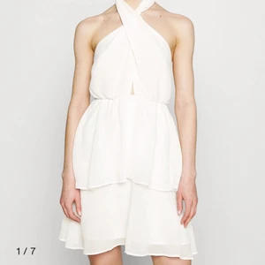 Vit kläning - Säljer min studentklänning, storlek 34 från Gina. Köparen står för frakt