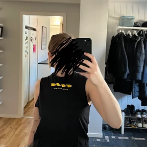 Linne från Stay - Snyggt linne från Stay (carlings)! Storlek XS men passar även S/M då den är stor i storleken! Inga defekter! Priset kan diskuteras! Köparen står för frakten eller mötas i Uppsala❣️