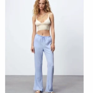 Rak blå byxa  - Säljer dessa superfina blåa byxorna från zara, stl S använda 1-2 gånger som nyskick. Tunn byxa som är perfekt till sommaren💓 (köparen står för frakten på 66kr) 