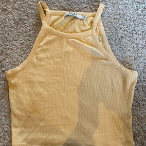 ❗️Gult linne  från NA-KD❗️ - 💕Säljer detta fina gula linne från NA-KD då den inte kommer till användning längre. Linnet är i storlek S och den passar perfekt till allt💕