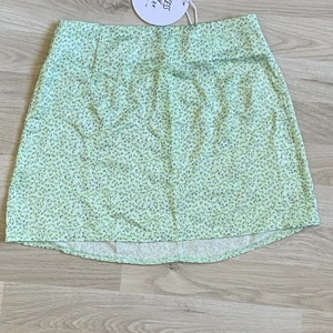 Kjol Princess polly st 34 - En kjol från Princess polly st 34. Nypris 44 dollar men med skatt, frakt och tull vart det mer än så. I nyskick, aldrig använd med prislapp kvar på. 