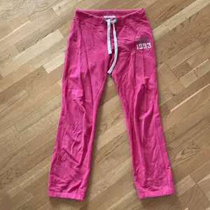 Mjukisbyxor från lexington i hot pink. Bra skick. Storleken är L men sitter som en M ungefär. Går att knyta i midjan. Modellen är rak 