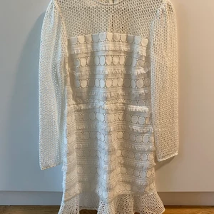 Studentklänning - Vit långärmad klänning i virkat material från river island. Använd en gång. Perfekt till studenten, storlek 12 (S/M) 