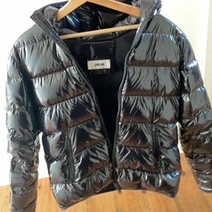 Grifoni Jacka - Hej, säljer nu min grifoni jacka som passar perfekt och är i storlek small men passar även medium. Nypris på jacka är 6000kr. Jag säljer den då den inte längre kommer till användning. Jackan är i extremt bra skick, skriv privat för mer information.