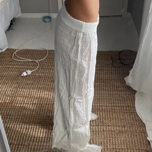 Byxor  - Säljer dessa underbara byxor( DETTA ÄR INYE LINNEBYXORNA JAG KOMMER SÄLJA INOM KORT, info om dem på Instagram)💓💓💓 postar spårbart 51kr. När du vunnit budgivningen så skickar du namn, adress, postnummer, stad, mejladress och telefonnummer. .!!! Mina mått står i profilen!!!