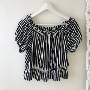 Topp - Söt topp i stretchigt material, storlek M men passar också mig som är xs/s. Går att ha offshoulder eller som den hänger på galjen. Liten volang nertill. Från H&M. Mycket bra skick!