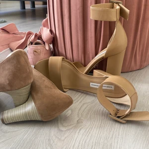 Diane Von Furstenberg  - Snygga Diane Von Furstenberg, använda endast två gånger, storlek 7 1/2, för stora för mig.                    Nypris: cirka 4 000 kr. Flyttar till Kenyanska paradiset Malindi - för att göra film - och då tänker jag helst inte ha annat än Havaianas på mig. 💋