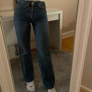 Säljer mina super fina jeans från Bikbok. Dem är lite för långa på mig som är 164 men det funkar bra att vika upp dem. Skriv för fler bilder. Nypris:600kr