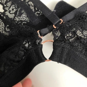 Spetsbh - En svart spetsbh med gulddetaljer i storlek S. Frakt tillkommer📦