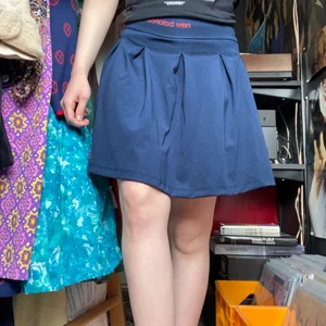 Tränings kjol New Balance - Fin lite lågmidjad kjol från New balance, aldrig använd endast provad. Korta shorts inbyggda med två fickor. Storlek xs men passar bra för mig med s, den är strechig.  Katt i hemmet. Kan mötas upp i Uddevalla om ej så står köparen för frakten. 