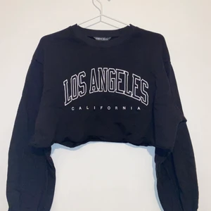 Kroppad sweatshirt, xs -  Svart svart kört med Los Angeles tryck. Storlek xs. Säljer även en likadan fast inte kroppad.