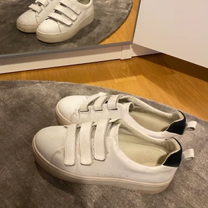 Sandro sneakers - Ett par så snygga, coola och klassiska sneakers från Sandro som passar till ALLT! Superbra skick, säljer endast eftersom de är för stora för mig. De är i storlek 39 men stora i storleken, passar även storlek 40. Köpta för 2300kr