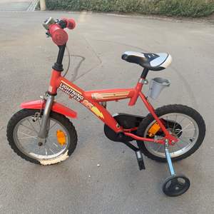 Röd cykel för barn som är i lite sämre skick, men som sälj också för mycket billigare pris. Den har inte använts så mycket och det är svårt att hitta just denna design. Vattenflaskhållare ingår i cykeln