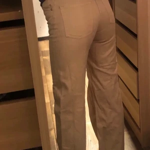 Beiga jeans från Monki - Jättefina beiga jeans från monki i modellen Yoko. Dem är i nyskick och använda max 3 gånger. Dem är lite skrynkliga på bilderna men jag stryker självklart dem innan jag skickar. De är i Monkis egna storlek 25, passar mig som är lite över 165. Nypris 400kr jag säljer för 200kr.