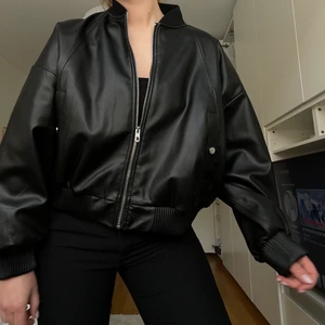 POPULÄR Skinnbomberjacka från ZARA!  - Oanvänd populär skinnbomberjacka i storlek XL! Kan skicka mer bilder om det behövs! Så fin i kvaliten o snygg. Frakt ingår ej!