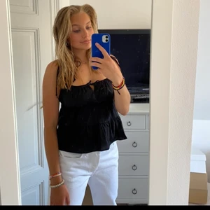 Svart linne från hm - Säljer detta superfina svarta linne med volanger från Hm!❤️ Passar S/M