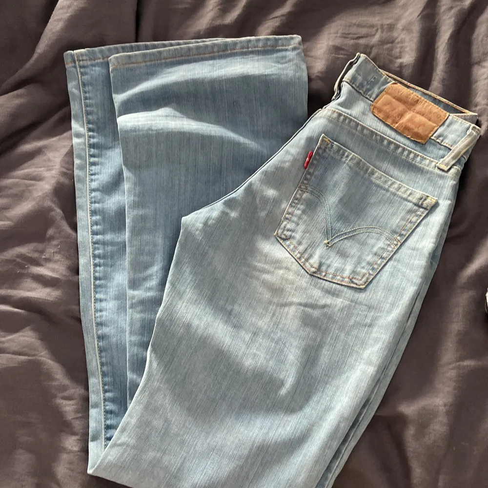 Ett par jeans som är från Levis och är utsvängda i benen! Midjemått är 68cm! Buda med minst 10kr 💕💕 Fraken skickas med spårbart och blir 66kr💕 kom privat om det är något du undrar efter👌🏻💕 köp direkt för 200+frakt. Jeans & Byxor.