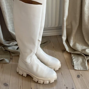 Stövlar från NA-KD  - Stövlar från NA-KD. Använda 2 ggr. Storlek 39. Säljer då jag aldrig använder dem. Nypris: 789kr  Mitt pris: 449