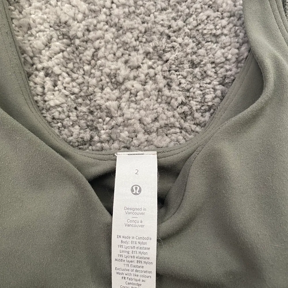 Sport linne från lululemon. Nyskick, använd en gång innan. Stl 2 i USA stolek, vilket skulle passa xs-s. Nypris c 600kr, den är slutsåld på deras hemsida.. Toppar.