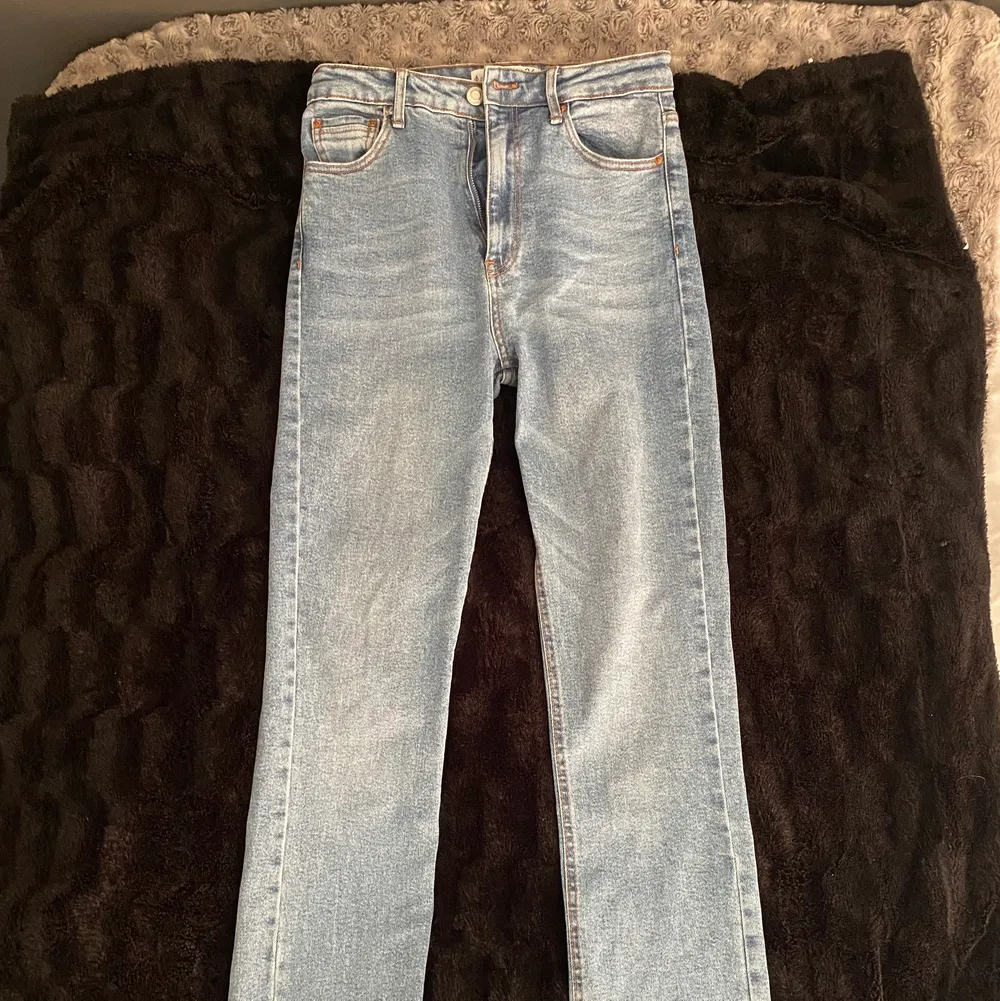 Snygga blå jeans från asos med en rak modell. Jeansen är i storlek 36 och säljer på grund av att de är lite för små för mig. Har endast använt ett fåtal gånger.. Jeans & Byxor.