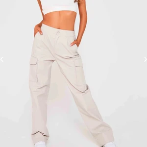 Superfint sett - Kör ett intressekoll på dessa crgo byxor samt jacka, säljer endast för bra pris Jacka M byxa S