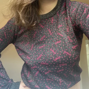 Glittrig topp  - Glittrig topp från & other stories. Gott skick. Knappt använd. 