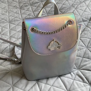 Disney väska  - En mindre ryggsäck i glänsande holo mönster! Den är icke använde 