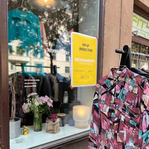 Katarina bangata 44 - Vi har öppnat pop-up butik för sommaren. Kom och hälsa på, thrifta gems, hitta fynd eller köp samlarobjekt 🕶  Ses ✌️ 