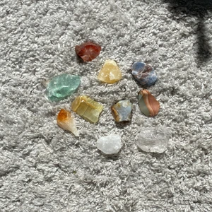 Kristaller - 10 st råa kristaller som inte passar min still längre. Alla för 250kr. Eller om man vill ha en för 30kr.