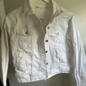 Jeansjacka ZARA - Vit jeansjacka från Zara strl L