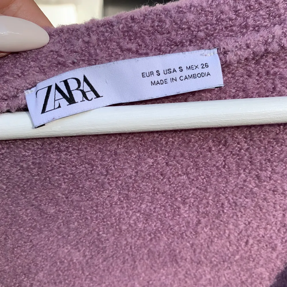 Denna stickade tröjan från Zara har tyvärr inte kommit till användning hos mig då den inte passar längre. Tröjan är i storlek S men funkar även för M. Tröjan är lite croppad och väldigt mjuk. Har används ett fåtal gånger.. Tröjor & Koftor.