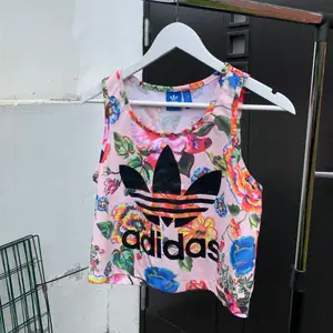 Denna somriga Adidas toppen är köpt på Adidas egna klädaffär i Malta. Den funkar både som tränings top och vanlig tröja. Toppen är croppad och är i storlek S.