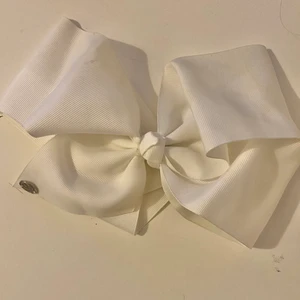 Rosett - Vit rosett som man kan sätta fast i håret i t.ex. en hög tofs, från ”Jojo Siwa”⚡️30kr+frakt (13kr)