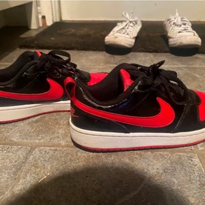 Nike skor - Säljer ett par snygga Nike Low court Vision som jag tyvärr använder inte längre! Kondition är bra på skorna eftersom de har använts ett par gånger. Storleken på skorna är 38. Köparen står för frakt! Hör er gärna av❤️