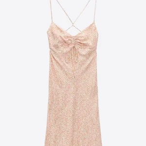 SÖKER - Söker denna klänning från zara i xs-s 