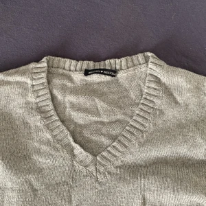 brandy melville  - En grå stickad brandy melville tröja. Det är en ”one size fits all” tröja, men jag skulle säga att den passar som en xs-s
