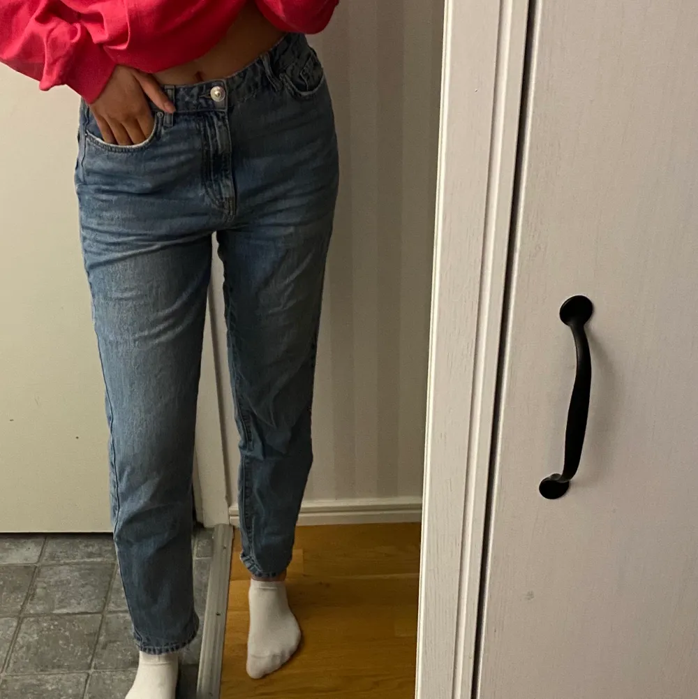 Ett par supersköna mom jeans från Ginatricot. Strl 38. Använda fåtal gånger.  💙. Jeans & Byxor.