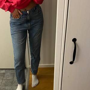 Ett par supersköna mom jeans från Ginatricot. Strl 38. Använda fåtal gånger.  💙