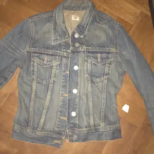 Jag säljer just nu en fin jeans jacka! Säljer denna eftersom jag it använder längre, om ni känner er intresserad så kontakta! Frakten får köparen stå för :)