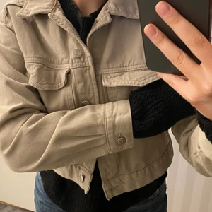 Jeansjacka - Superfin beige jeansjacka från Ginatricot. Använd endast en gång så mycket fint skick. Strl XS men passar lika gärna en S.  🤎 