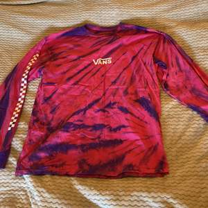 Säljer en rosa longsleeve från Vans pågrund av att denne ibte används längre. Använd Max 5 gånger. Storlek XL 