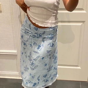 Super gullig, floral kjol! - Världens finaste och mysigaste sommar kjol som tyvärr inte kommer till användning! 