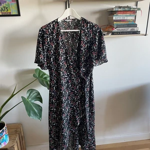 Blommig omlottklänning - Superfin, använd 2 gånger. Lagom längd.