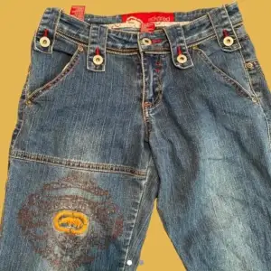 Köpte dom secondhand! Super coola streetstyle-blogg jeans med kedjor och brodyr.