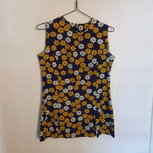 Retrolinne - Ett hemmasytt linne i vintage/retrostil. Dragkedja bak. Linnet är något vidare nertill. Ej storleksmärkt, men den är som stl M. Linnet är 67 cm långt och är 42 cm rakt över bysten. Frakten ingår i priset.