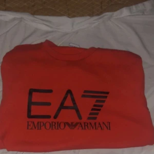 Ea7 sweatshirt - Hej, säljer en Armani(ea7) sweatshirt i bra skick. Skön inför sommaren då den är ganska tunn. Storlek s men passar m oxå. 400 eller bud!