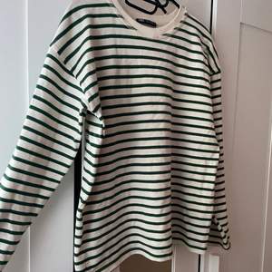 Fin grönrandig tröja ifrån zara 💗 använd fåtal gånger så i fin skick 💗 